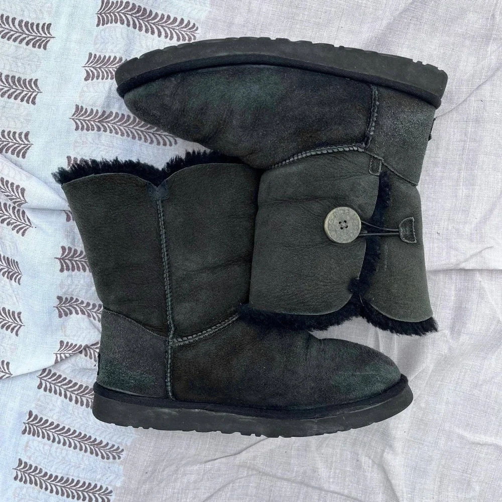 UGG Australia Bailey Button 5803 Black‎ Sheepskin Shearling Boots Womens 8